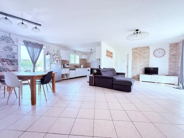 Maison plain-pied 130 m² - 4 chambres - piscine - terrain 3 200 m² - assainissement conforme