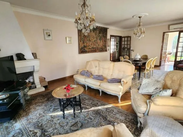 Maison avec dépendances 8 pièces 230 m²
