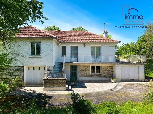 Maison T7/8 sur terrain de 2100 m² de terrain proche commerces.