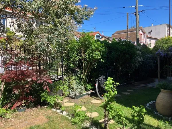 Rue calme, soleil, jardin, terrasse et dépendance