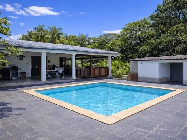 Villa avec piscine, 5 pièces à REMIRE MONTJOLY (973)