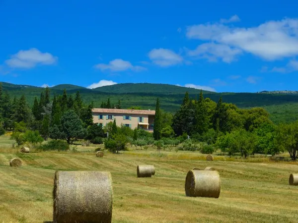 Vends maison 480m² Alpes-de-Haute-Provence : grande bastide du XVIIème avec 6 gîtes et 4 chambres d'