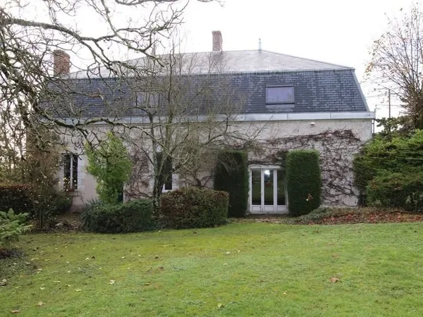 REUILLY, commune située à seulement 20' au sud de VIERZON Maison bourgeoise de 200m2 sur terrain arb