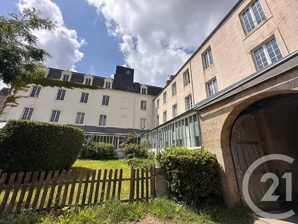 Bâtiment 1100 m²