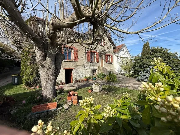 Maison avec dépendance de 300 m², et gare sncf à pied