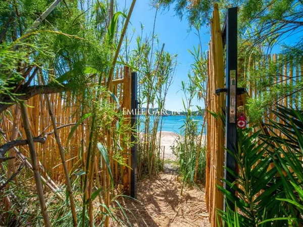 Villa à la location pieds dans l'eau -Saint -Tropez - Baie des Canoubiers