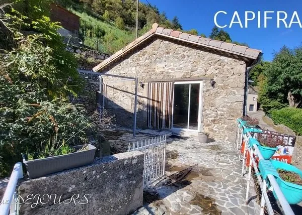 Ardéche, à St Julien du Gua, dans la sauvage et magnifique vallée de l'Auzene, grande maison de 178m