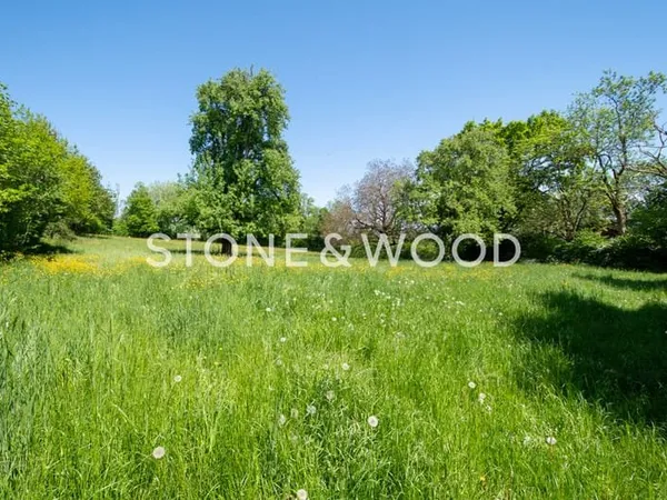 Sublime terrain d'environ 4'200 m2 avec 714 m2 constructible