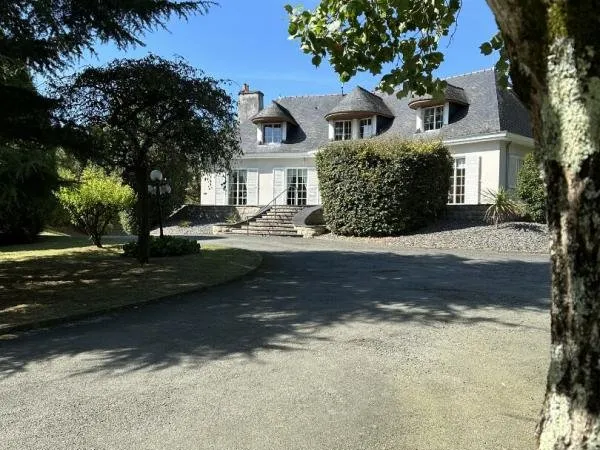 Maison Chateaubriant 10 pièce(s) 280 m2, 6 chambres , 27 390m² de terrain