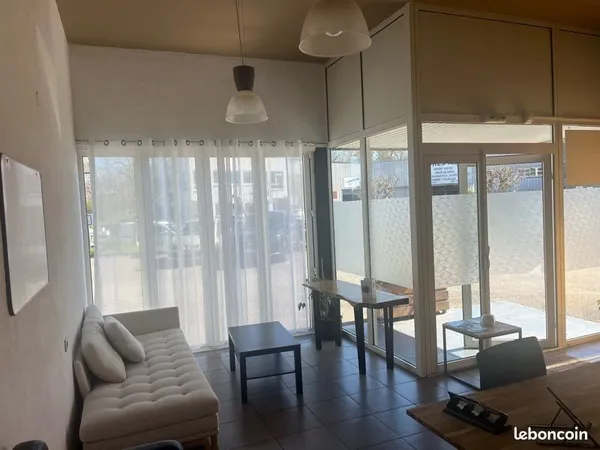 Locaux 46m² - zone de Maignon (Anglet) avec vitrine et parking