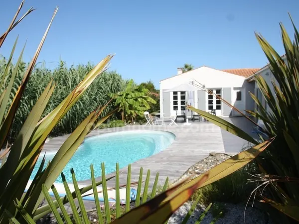 Saint-Pierre d'Oléron. A 500m de l'océan: maison récente avec piscine, 4 chambres, bureau et garage