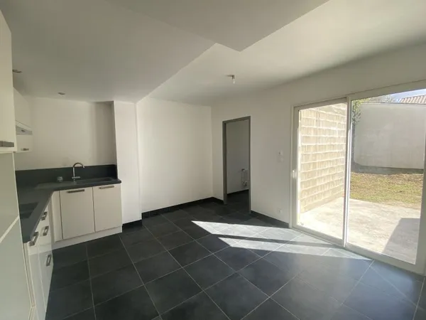Maison de ville rénovée 140 m2 avec extérieur et garage 4720