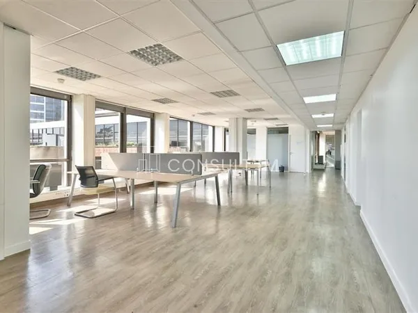 Au pied du Pont de St Cloud, beau plateau lumineux de 368 m² à louer