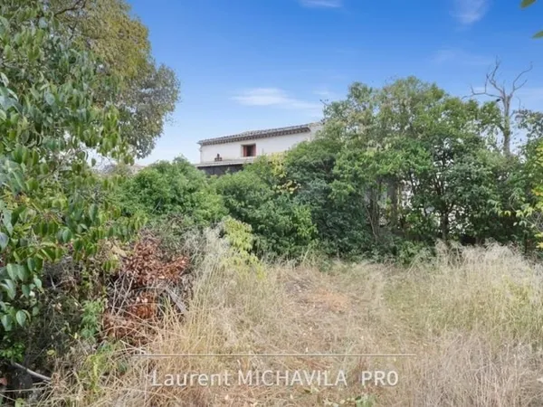Maison de village de 60m2 à rénover avec garage et jardin sur une parcelle de 225m2