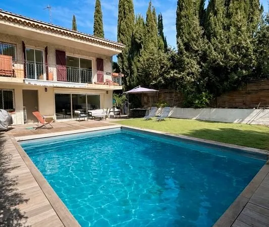 Maison familiale 205 m² rénovée avec piscine - Aubagne La Coueste