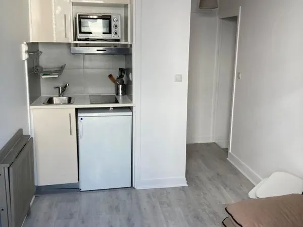 A louer studio meublé 14m2 750 euros charges comprises
