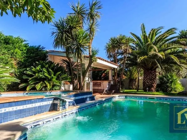 A vendre maison 3 faces avec jardin arboré et piscine