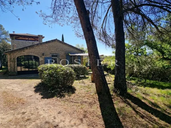 Maison en pierre avec piscine et vue panoramique
