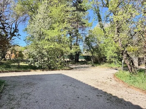Terrain 881 m²