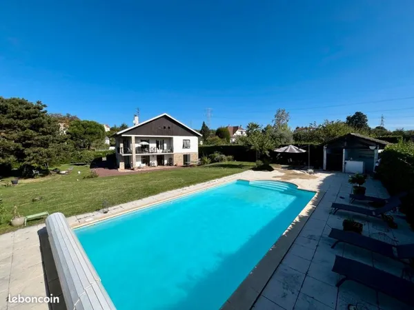 Villa Moirans avec piscine sur 1743M2 et RDC indépendant
