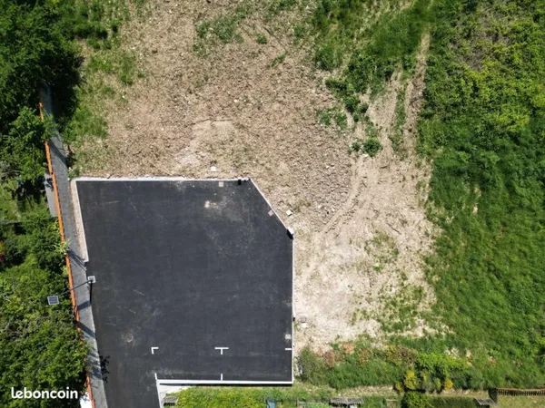 Terrain constructible, viabilisé, clôturé & végétalisé