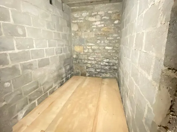 Box / cave