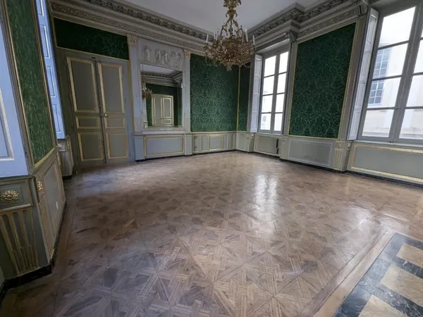 Nîmes Centre : Appartement T3 de 118 m2 dans un Hôtel Partic