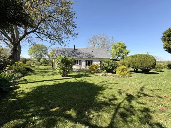 Maison de plain-pied Écuillé sur parcelle de 5 924 m²