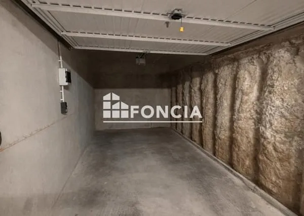 BOX 15 m2 porte électrique résidence récente