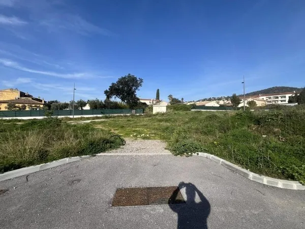 Terrain constructible viabilisé de 765 m² à vendre à Bormes-les-Mimosas (Var)