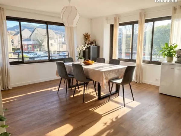 À louer, en plein centre de Laissac, un appartement T4 en duplex de 85 m², lumineux et agréable à vi