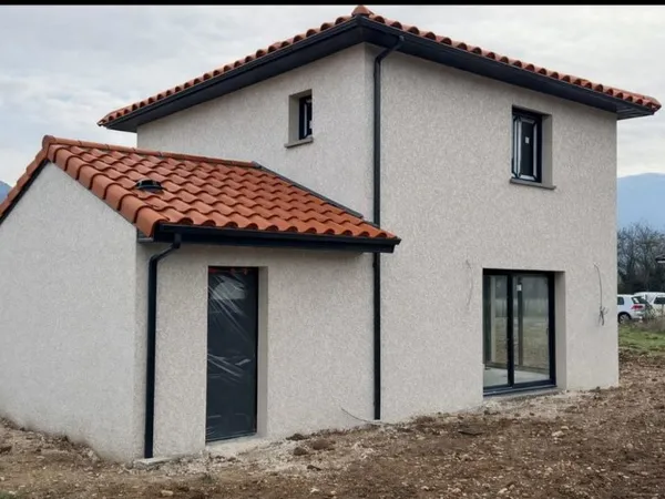 Sur la commune de Villefontaine, à vendre une maison à étage