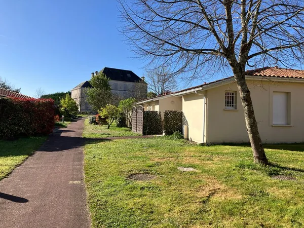 Dans Résidence Sénioriale de Meursac, à vendre maison de plain-pied, 86 m², 2 chambres, 110 m² de te