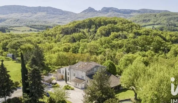 Maison 24 pièces 750 m²