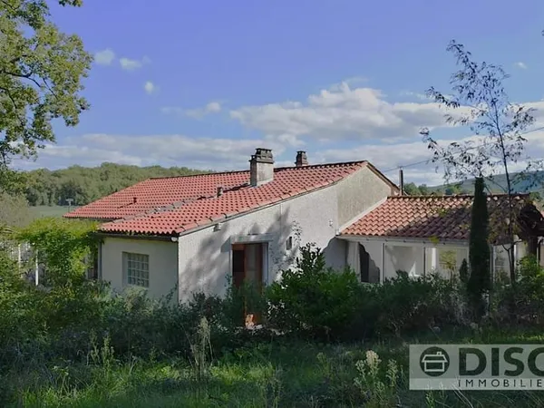 Spacieuse maison Avec jardin et Garage.