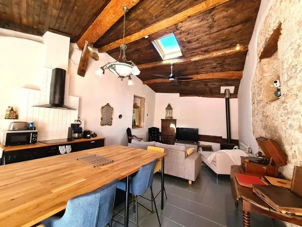 Maison de village en pierre - rénovée avec terrasse