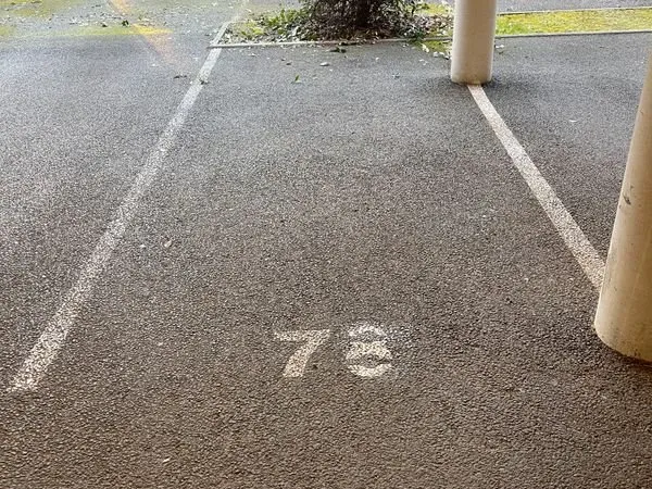Location de parking proche de Terres Neuves / La belle rose