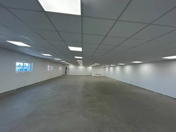 À louer - Local professionnel 382 m² avec terrasse, stationnement et accès PMR - Avignon
