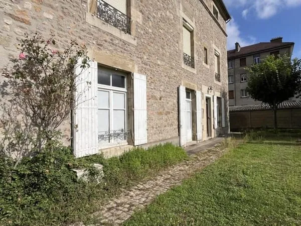 Maison en pierre de 335 m² en plein centre-ville