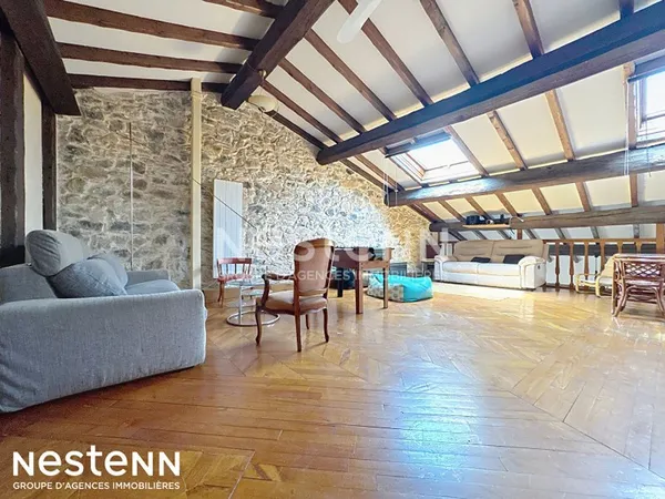 Opportunité rare dans le joli village de Névian! Haut de maison en duplex avec TERRASSE ET COUR priv