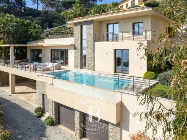 LOCATION SAISONNIÈRE - SAINTE-MAXIME - VILLA VUE MER - CENTRE-VILLE