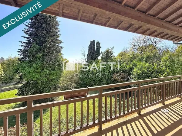 Maison avec grand terrain et piscine à réinventer