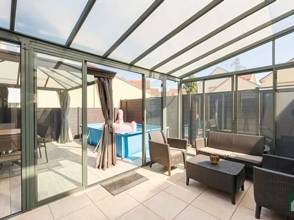 Maison rénovée avec garage et vérandas - Lucé