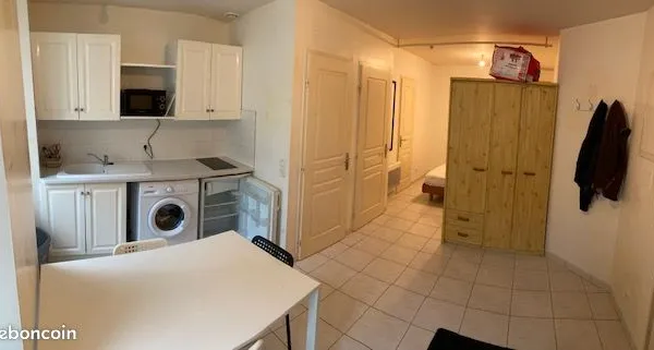 Studio meublé à l'année proche marché