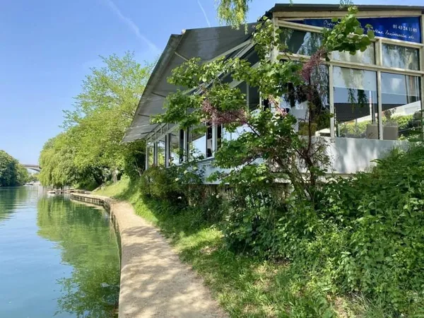 Restaurant et appartements en Bord de Marne