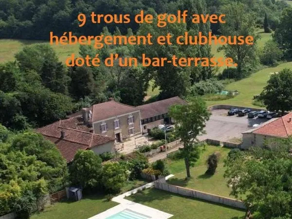 9 trous de golf avec hébergement et bar/terrasse