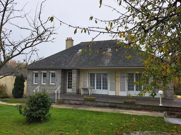 Pavillon très lumineux sur sous sol de 100m² avec 3 chambres