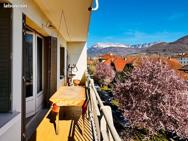 A RÉNOVER vend Appartement T3 de 67,30 m2 vue montagne plein sud et traversant nord - Quartier Salom
