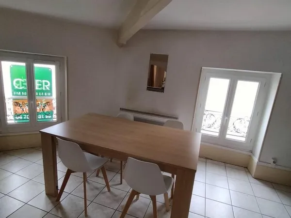 Appartement centre ville valence , maison de ville, lumineux très sympa, libre à partir du 27 avril,