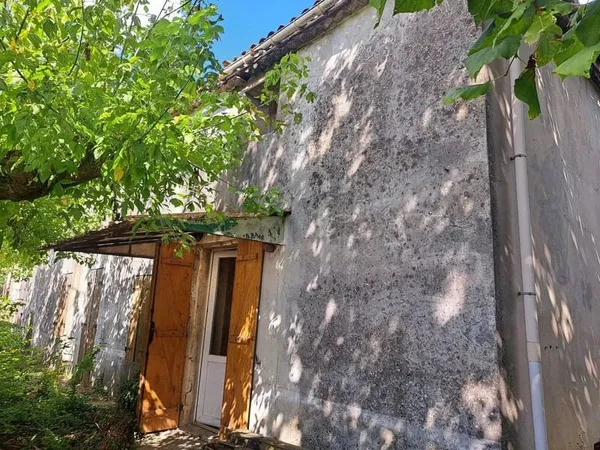 Charmante maison en pierre à rénover avec jardin et grand garage - Réf 90